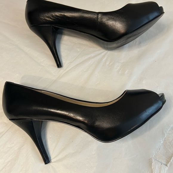 Nine West black peep toe heel, like new, size 8.5M. - Picture 3 of 7